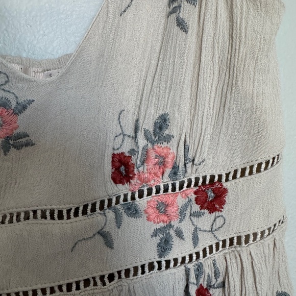 EUC Embroidered Floral Top - Picture 5 of 5